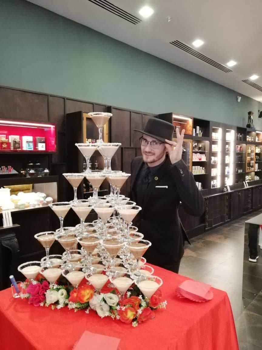 Пирамида из бокалов шампанского на выставке
от ивент-агентства Panda Event
