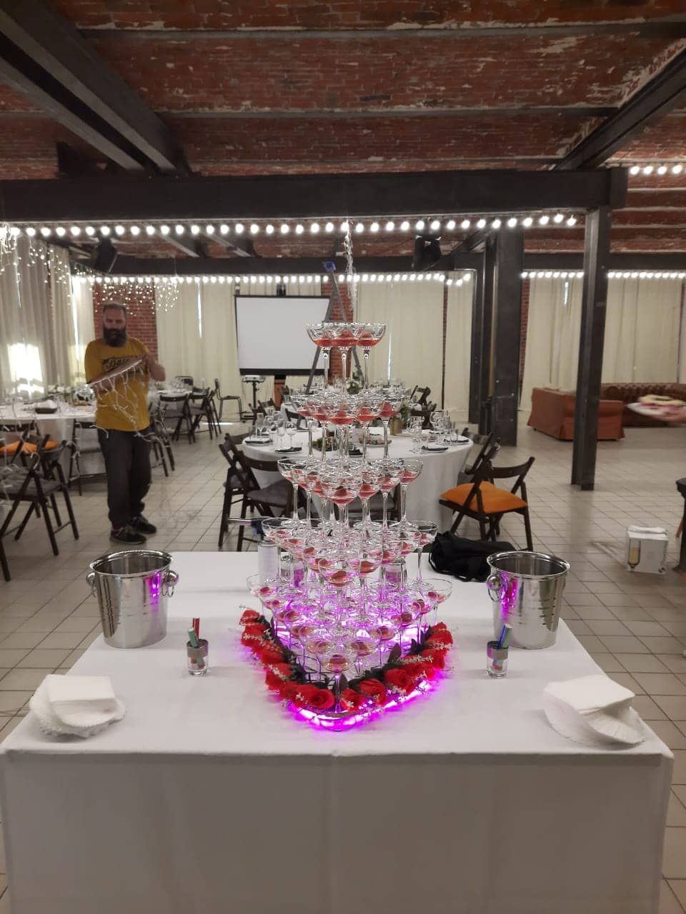 Пирамида из бокалов шампанского на свадьбе
от ивент-агентства Panda Event